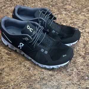 EUC On Running Womens 8.5 Black Athletic Cloud Sneakers with White Sole